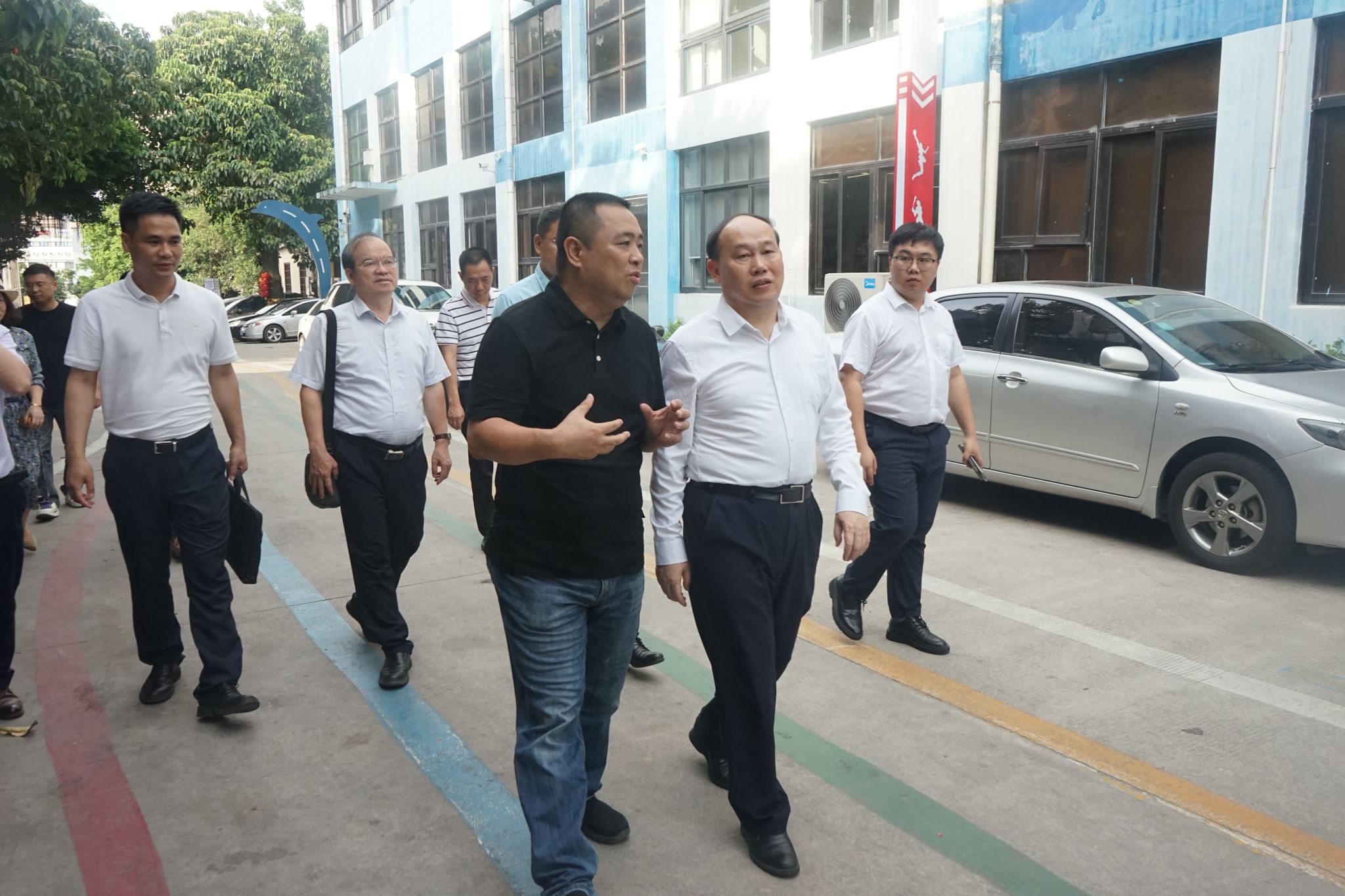 2.阳爱民校长一行走访校友企业.JPG
